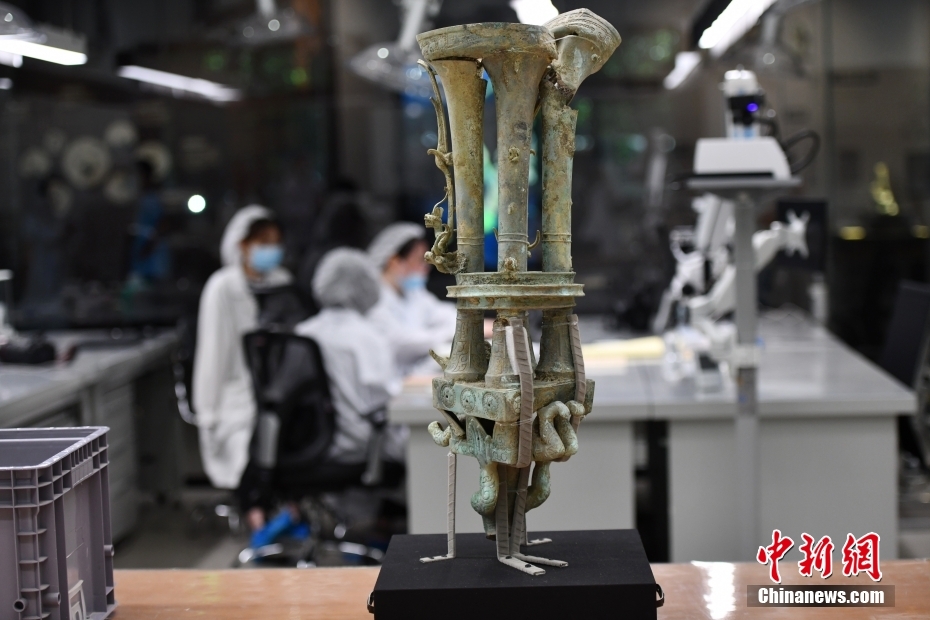 三星堆遺跡、新発見の「青銅神獣」と「青銅神壇」は「銅頂壇人像」と元々一體か