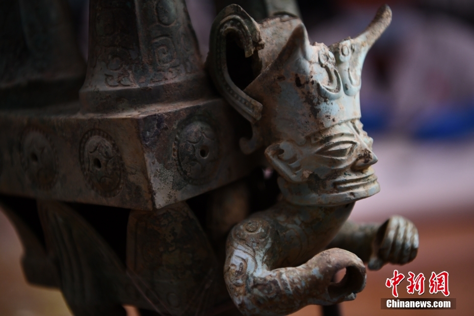 三星堆遺跡、新発見の「青銅神獣」と「青銅神壇」は「銅頂壇人像」と元々一體か