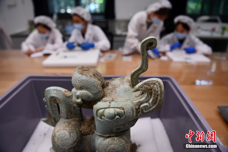 三星堆遺跡、新発見(jiàn)の「青銅神獣」と「青銅神壇」は「銅頂壇人像」と元々一體か