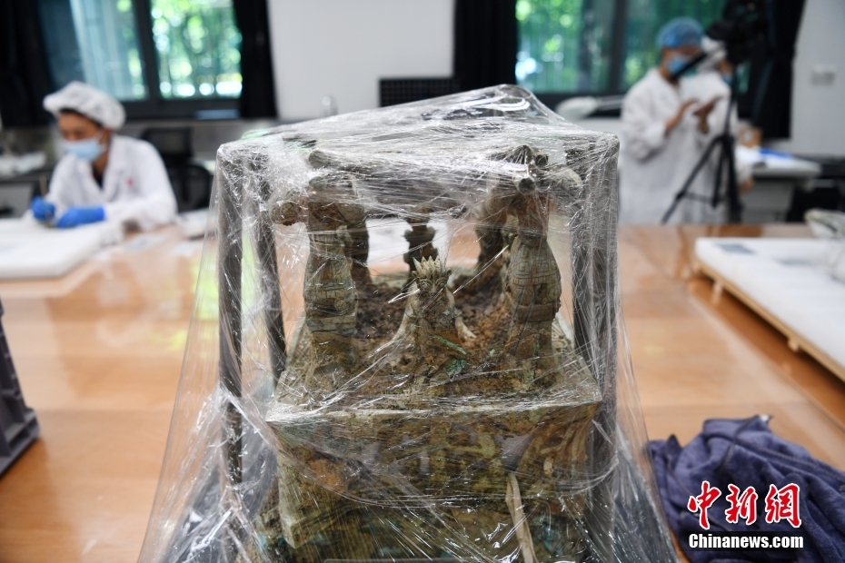 三星堆遺跡、新発見の「青銅神獣」と「青銅神壇」は「銅頂壇人像」と元々一體か