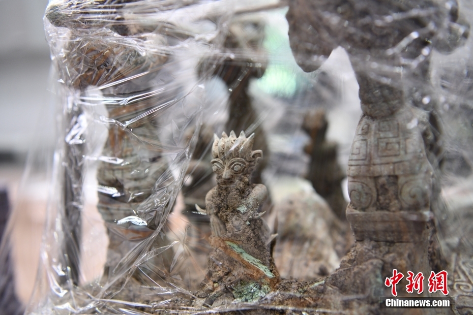 三星堆遺跡、新発見の「青銅神獣」と「青銅神壇」は「銅頂壇人像」と元々一體か