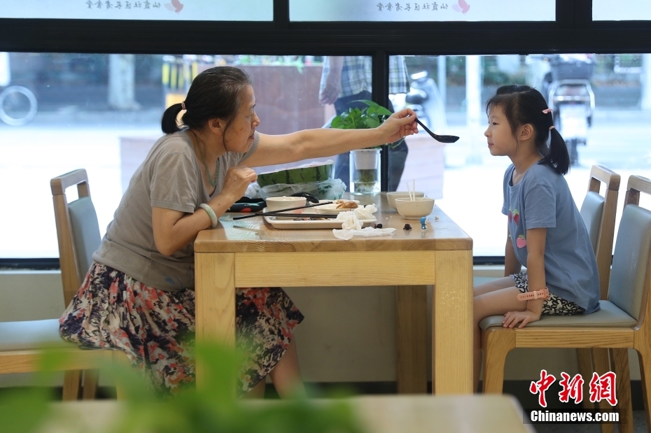 上海の高齢者向け食堂、店內(nèi)での飲食再開