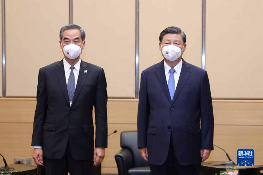 習(xí)近平國(guó)家主席が梁振英全國(guó)政協(xié)副主席と會(huì)見