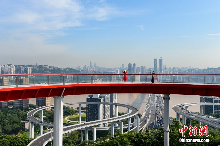 蘇家ダム歩道展望臺(tái)で、寫真を撮影する市民（ドローンによる撮影?何蓬磊）。