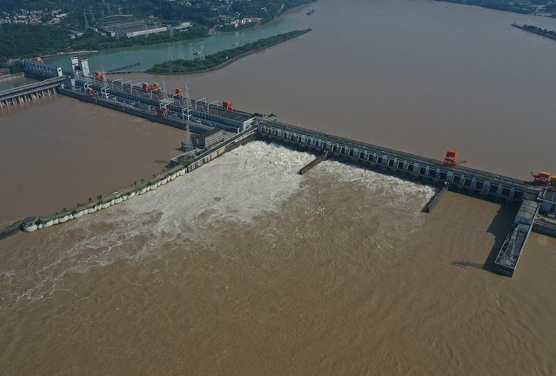 湖北省宜昌市で6月30日、葛洲ダムが2022年最初の放流を開始し、流出量は毎秒3萬1200立方メートルに達(dá)した（ドローンによる撮影/寫真著作権はCFP視覚中國(guó)が所有のため転載禁止）。