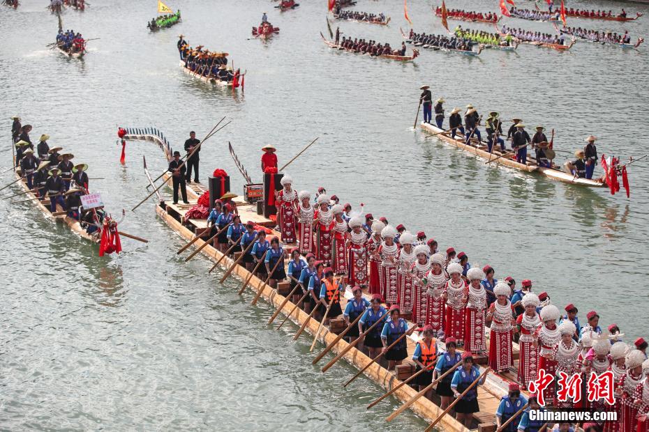 長(zhǎng)さ77.8メートルの木製ドラゴンボードによるパフォーマンス　貴州省施秉