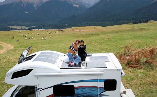 キャンピングカーを購入し、養(yǎng)父と一緒に各地を旅行　河南省洛陽