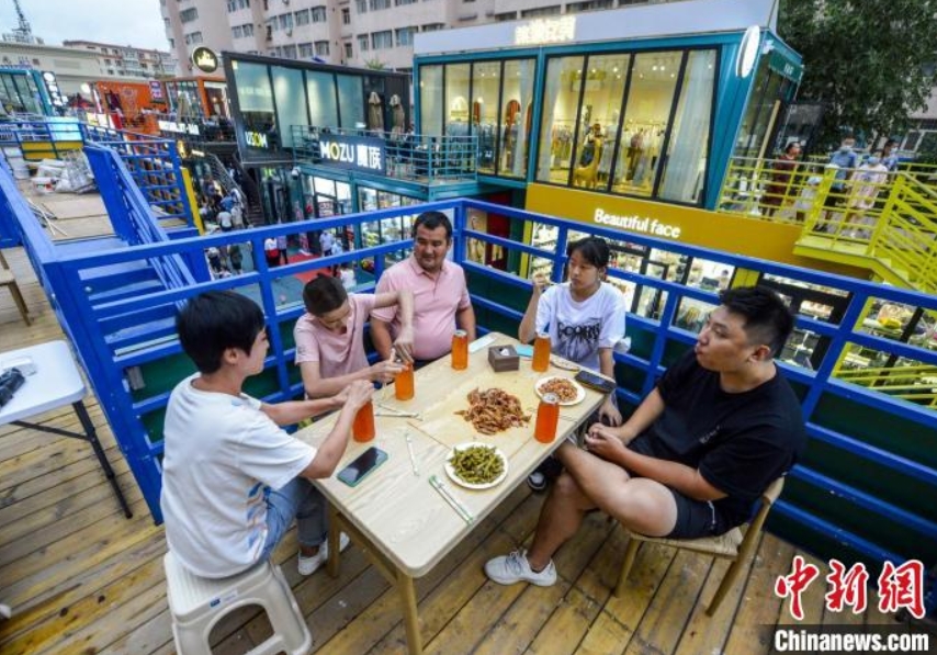 コンテナボックスの2階に設(shè)けられたバルコニー席で、コンテナマーケット全體を眺めつつグルメを楽しむ市民（撮影?劉新）。