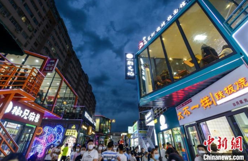 市民の人気集めるウルムチ初のコンテナマーケット　新疆