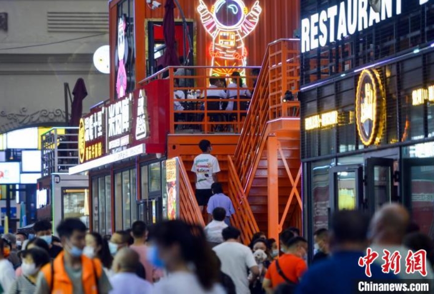 市民の人気集めるウルムチ初のコンテナマーケット　新疆