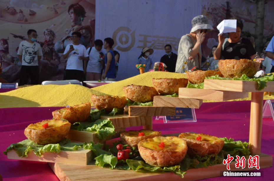長(zhǎng)さ45メートルの展示テーブルに蘭州のグルメずらり！　甘粛省蘭州
