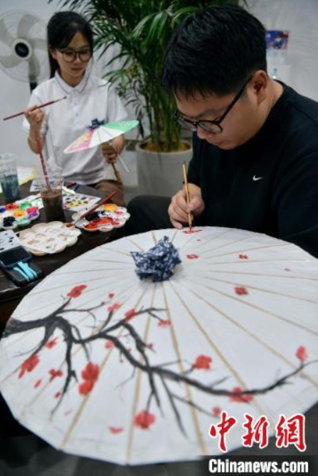 「油紙傘」作りを?qū)Wぶ海峽両岸の學(xué)生　福建省福州