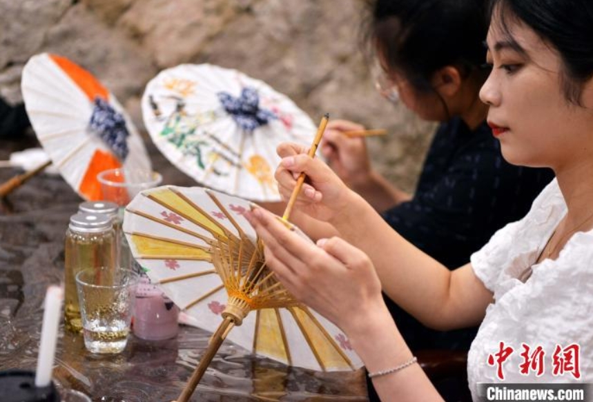 「油紙傘」作りを?qū)Wぶ海峽両岸の學生　福建省福州