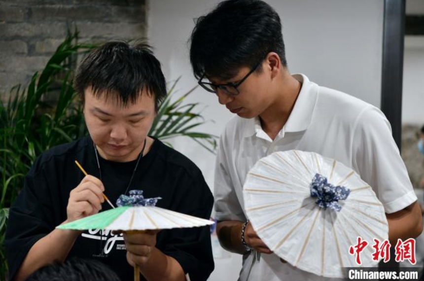 「油紙傘」作りを?qū)Wぶ海峽両岸の學(xué)生　福建省福州
