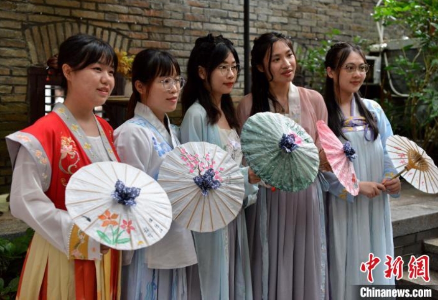 「油紙傘」作りを?qū)Wぶ海峽両岸の學(xué)生　福建省福州