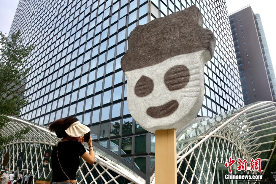 不敵な笑みを浮かべるあのアイスの巨大オブジェが北京の街中に！