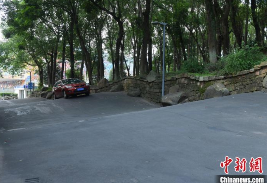 まるでジェットコースター！重慶のキャンパス內(nèi)にある道路が話題に