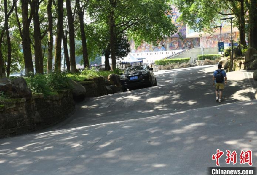 まるでジェットコースター！重慶のキャンパス內(nèi)にある道路が話題に