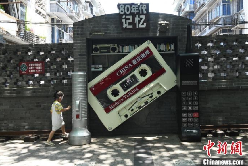 「スーパー80年代ストリート」で遊ぶ子供（撮影?周毅）。