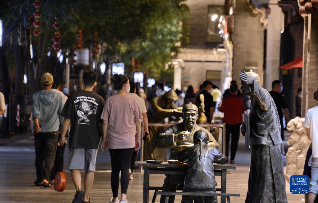 日の落ちた前門ショッピングエリアをそぞろ歩く市民（7月6日撮影?李欣）。