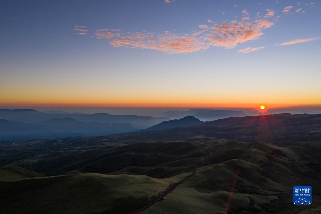 雲(yún)と霞立ち込める竜頭山　四川省