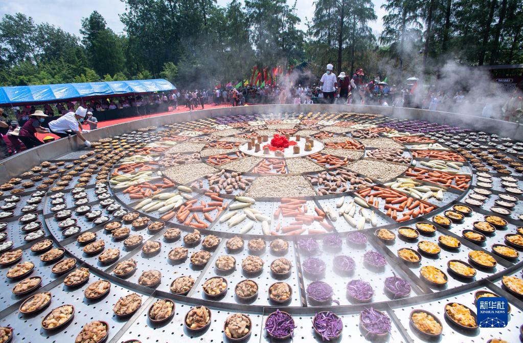 第3回「荊楚農(nóng)村文化観光まつり」で、「天下第一蒸」蒸籠オープンイベント（7月8日撮影?肖蕓九）。