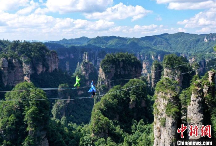 湖南省張家界市武陵源區(qū)黃石寨で開かれた全國スラックライン競技大會（撮影?呉勇兵）。