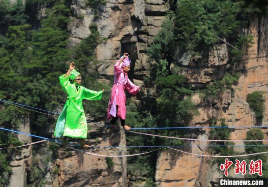 スラックライン愛好者が高所でのパフォーマンスに挑戦！　湖南省張家界黃石寨