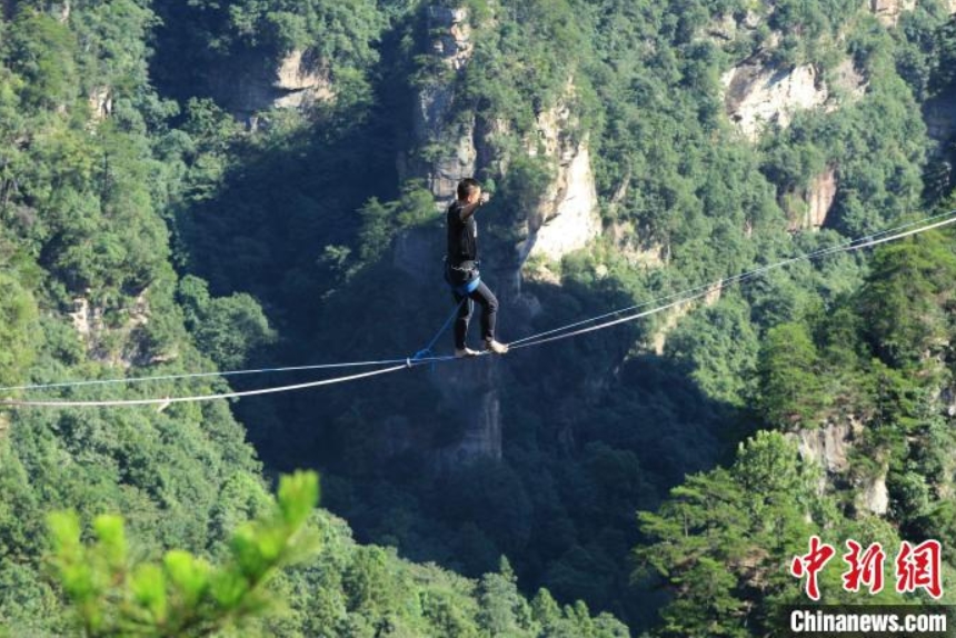 スラックライン愛好者が高所でのパフォーマンスに挑戦！　湖南省張家界黃石寨