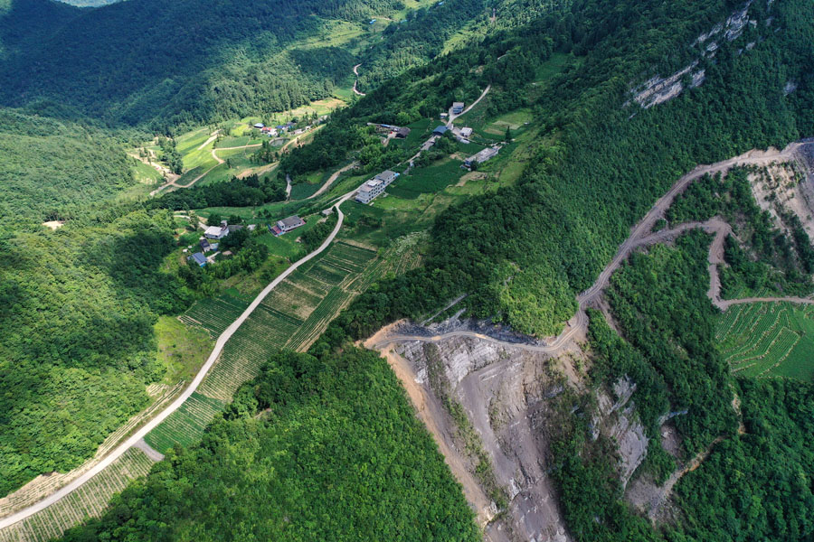 斷崖に作られた「崖の上の穀物道路」　重慶市黔江
