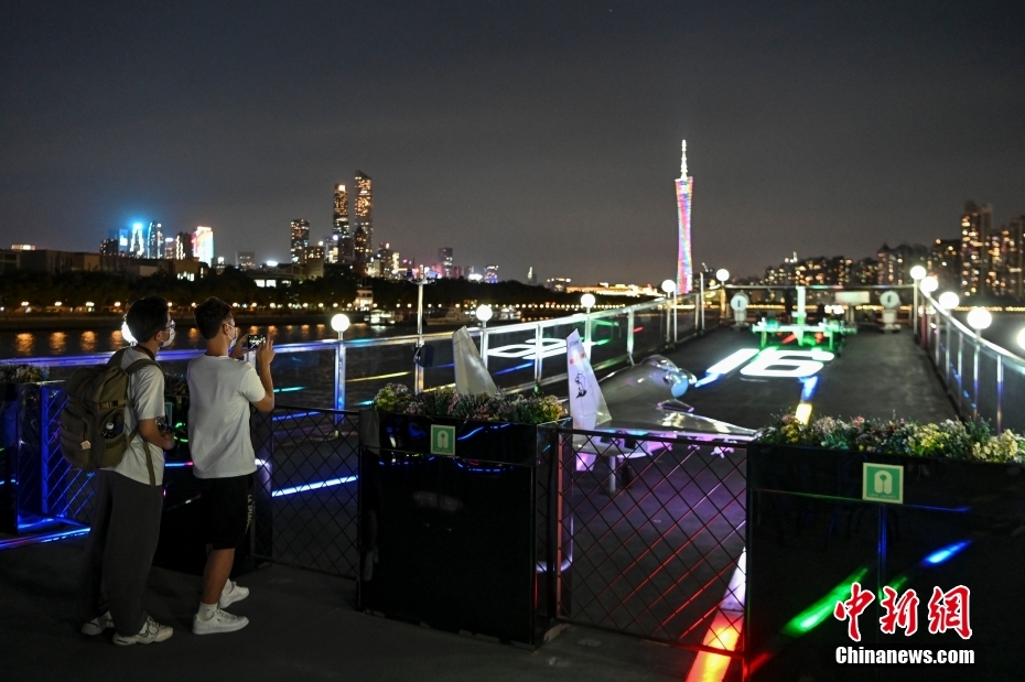 航空母艦をテーマにした外観の遊覧船が登場(chǎng)　広東省広州