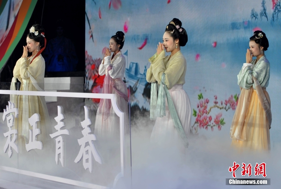 海峽両岸華服ファンションショーイベントの舞臺で披露された華服パフォーマンス（撮影?張斌）。