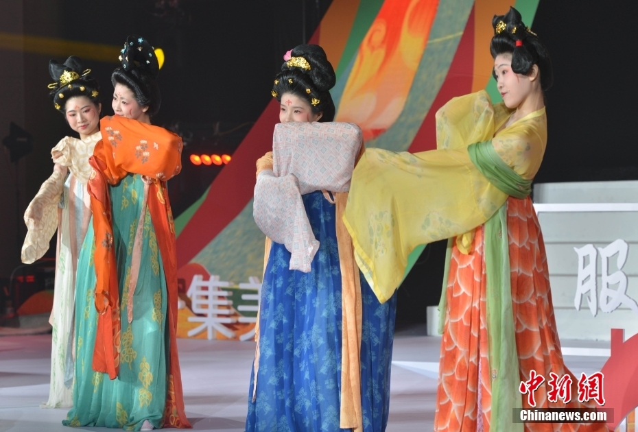 海峽両岸華服ファッションショー開催