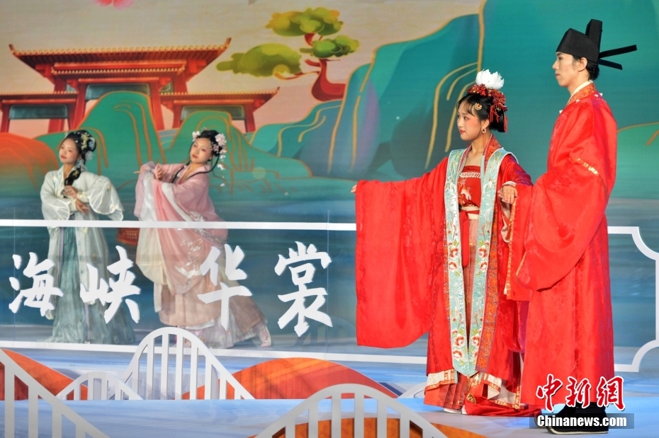 海峽両岸華服ファッションショー開催