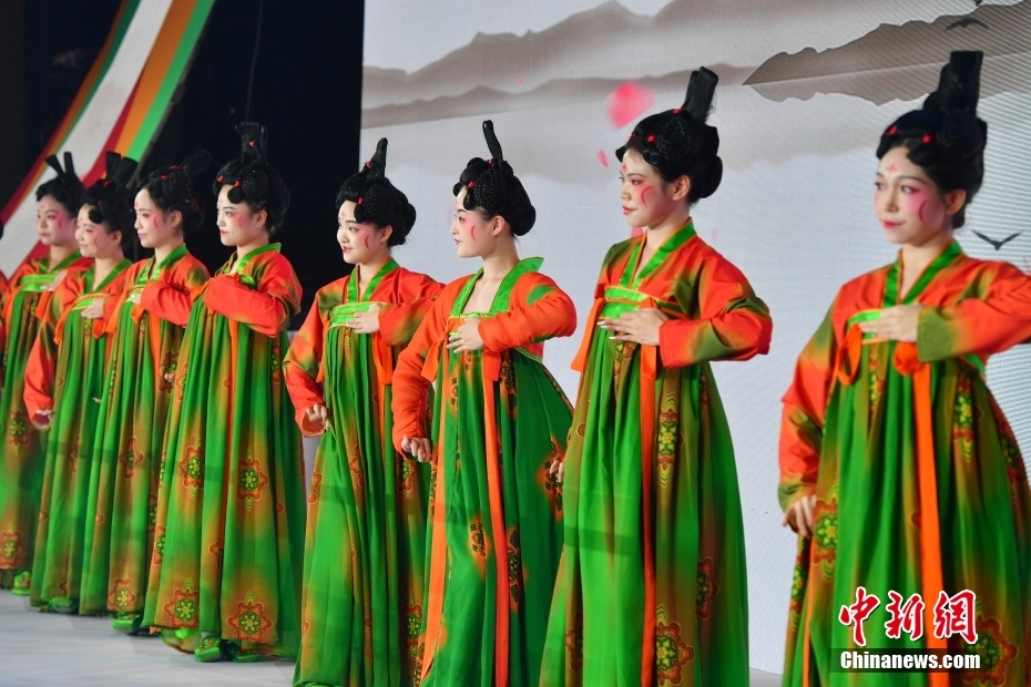 海峽両岸華服ファッションショー開催