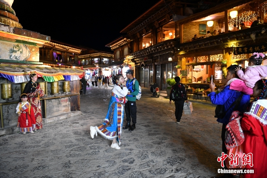 少數(shù)民族の衣裝を著て記念にパチリ！が人気に　雲(yún)南省香格里拉市