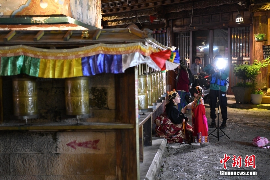 少數(shù)民族の衣裝を著て記念にパチリ！が人気に　雲(yún)南省香格里拉市