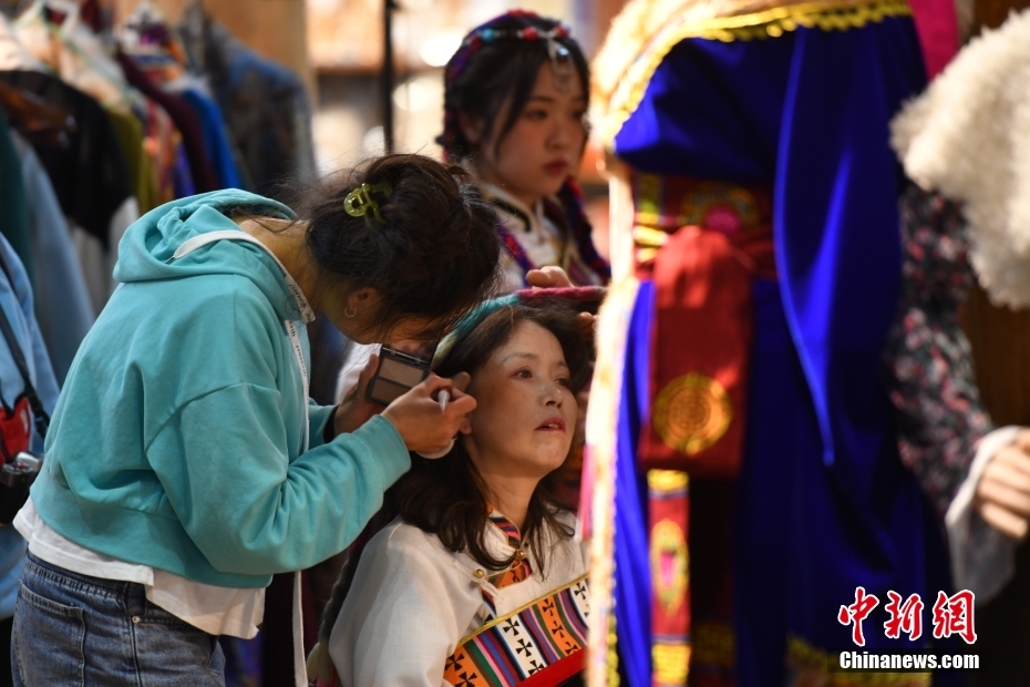 少數(shù)民族の衣裝を著て記念にパチリ！が人気に　雲(yún)南省香格里拉市