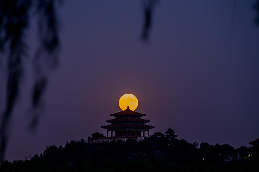 今年の一番大きく明るい満月「スーパームーン」、中國各地で観測
