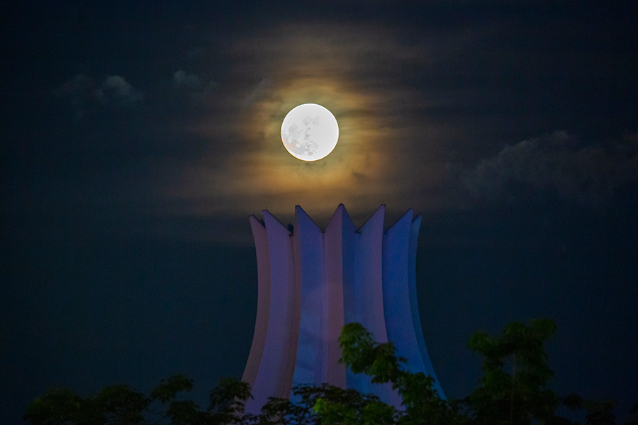 今年の一番大きく明るい満月「スーパームーン」、中國各地で観測