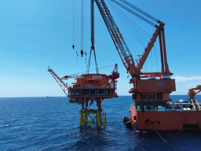 中國初の標準化無人プラットフォームの上部モジュールの設(shè)置が、南中國海の恩平油田海域で行われた。（畫像提供は中國海油）