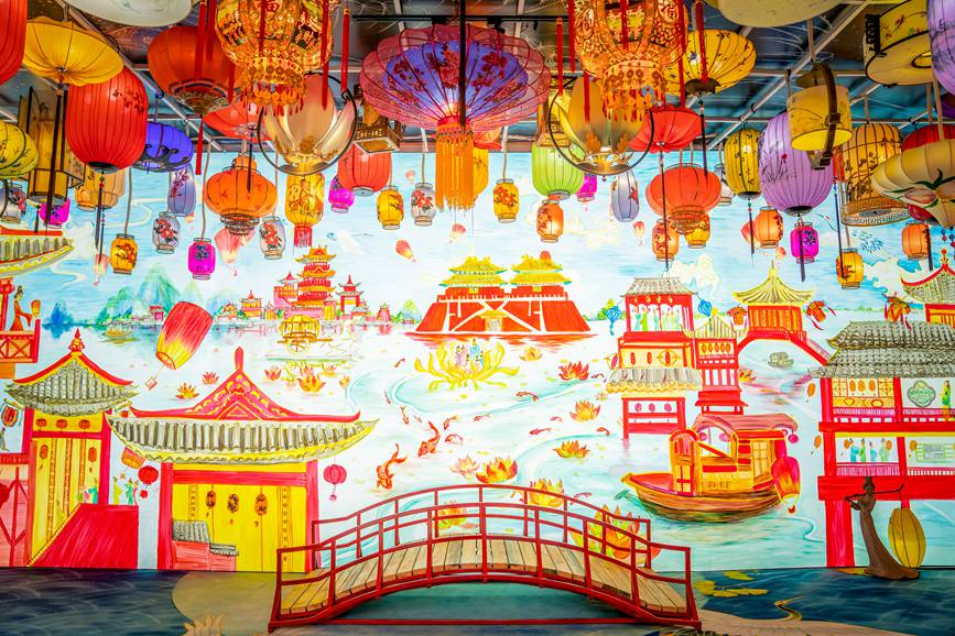 鮮やかな飾り提燈が輝く河南省開封市の清明上河園（寫真提供?開封市委員會宣伝部）。