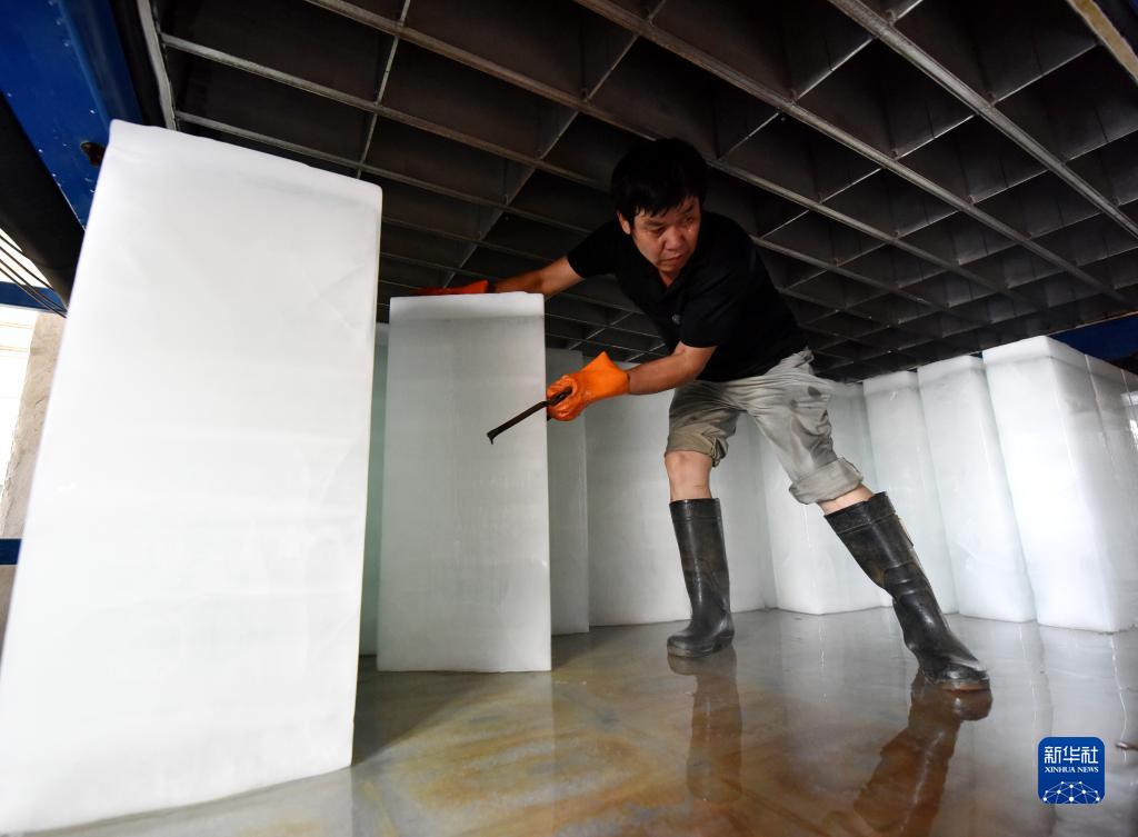 氷作りに追われる夏の製氷工場　安徽省巣湖