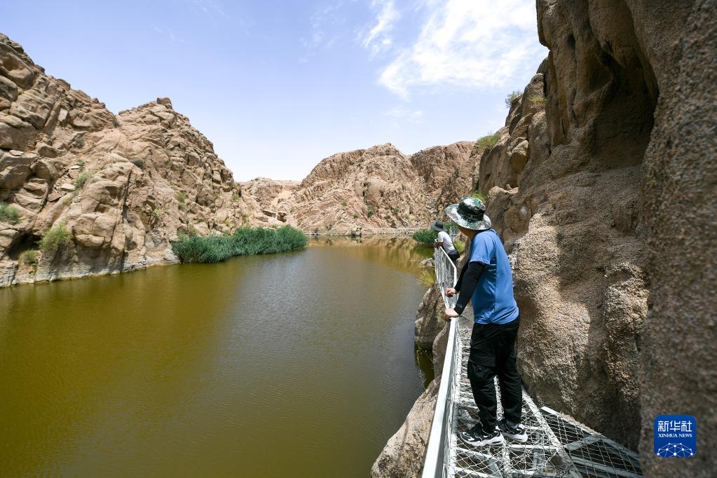 7月12日、アルシャー大漠天池景勝地を訪れた観光客（撮影?貝赫）。