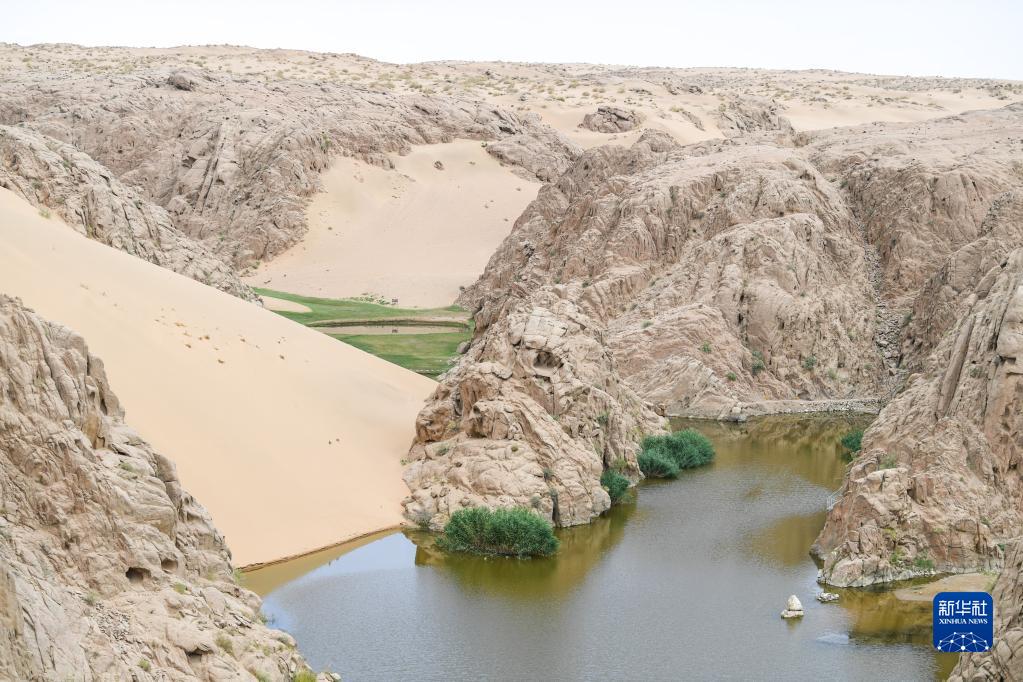 アルシャー大漠天池の夏景色　內(nèi)モンゴル