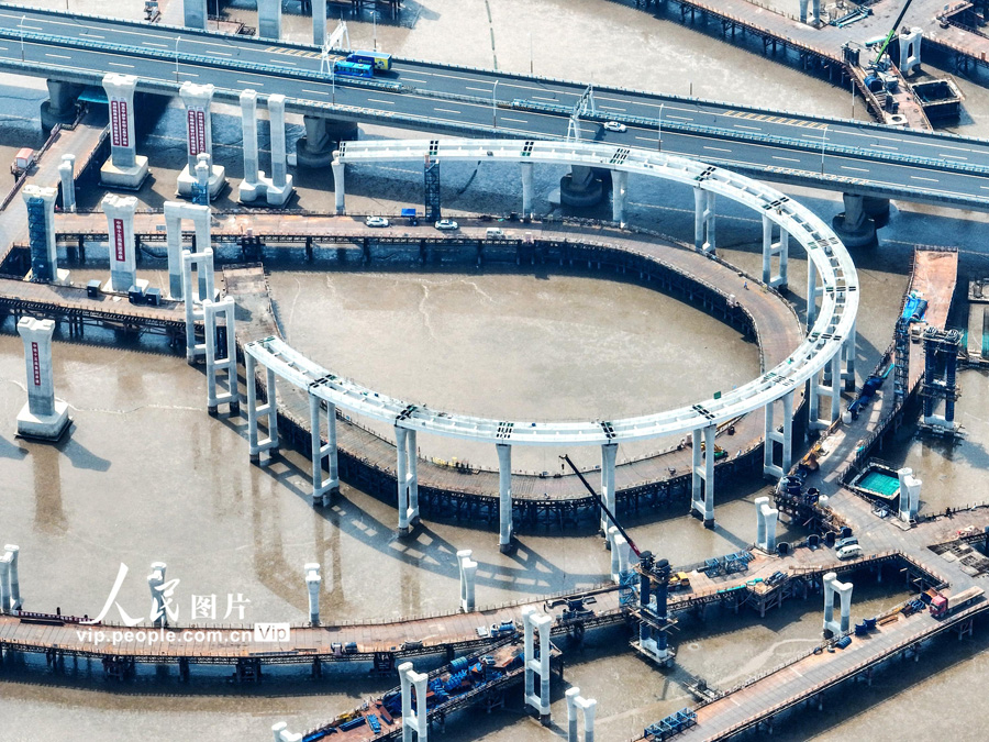 アジア最大の海上インターチェンジでランプ橋梁の架設始まる　浙江省寧波