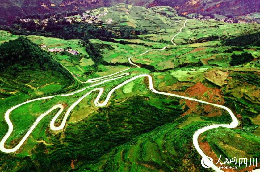 四川省涼山彝族自治州美姑県依果覚?quán)_依徳阿莫村の村道（撮影?阿牛史日）。