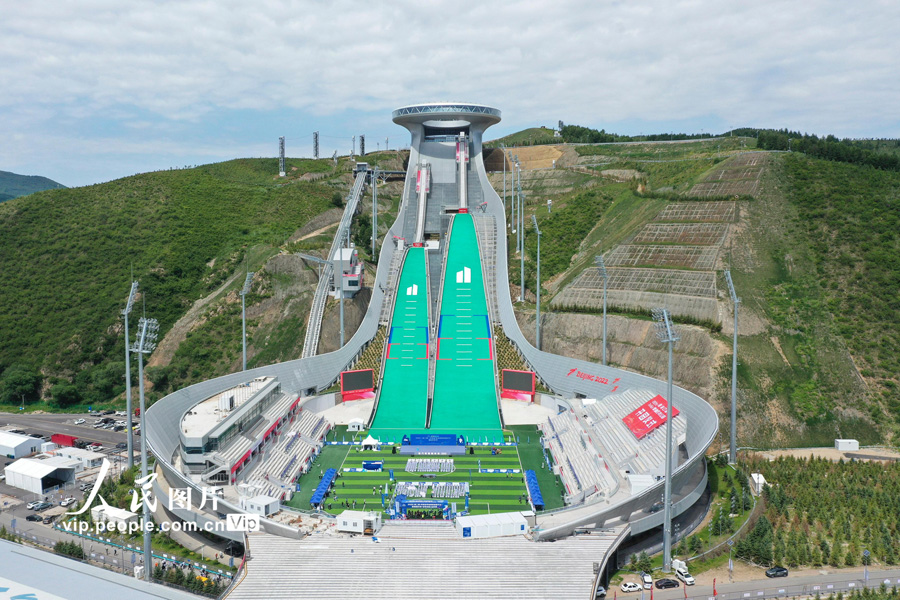 7月16日、河北省張家口市の國家スキージャンプセンターで開催された崇禮オリンピック公園のオープニングセレモニー（撮影?武殿森/寫真著作権は人民図片が所有のため転載禁止)。 