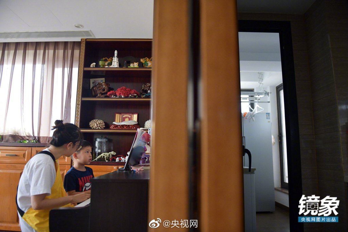 住み込みベビーシッターの仕事に楽しみ見出した海外留學(xué)経験者の女性