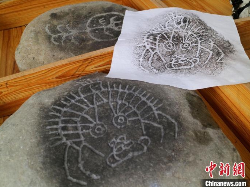 臺灣地區(qū)の若者が巖畫拓本を體験　寧夏回族自治區(qū)